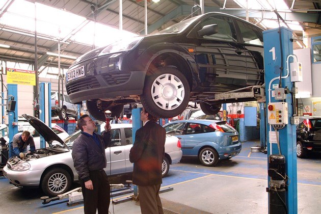 garage workshop ford 700